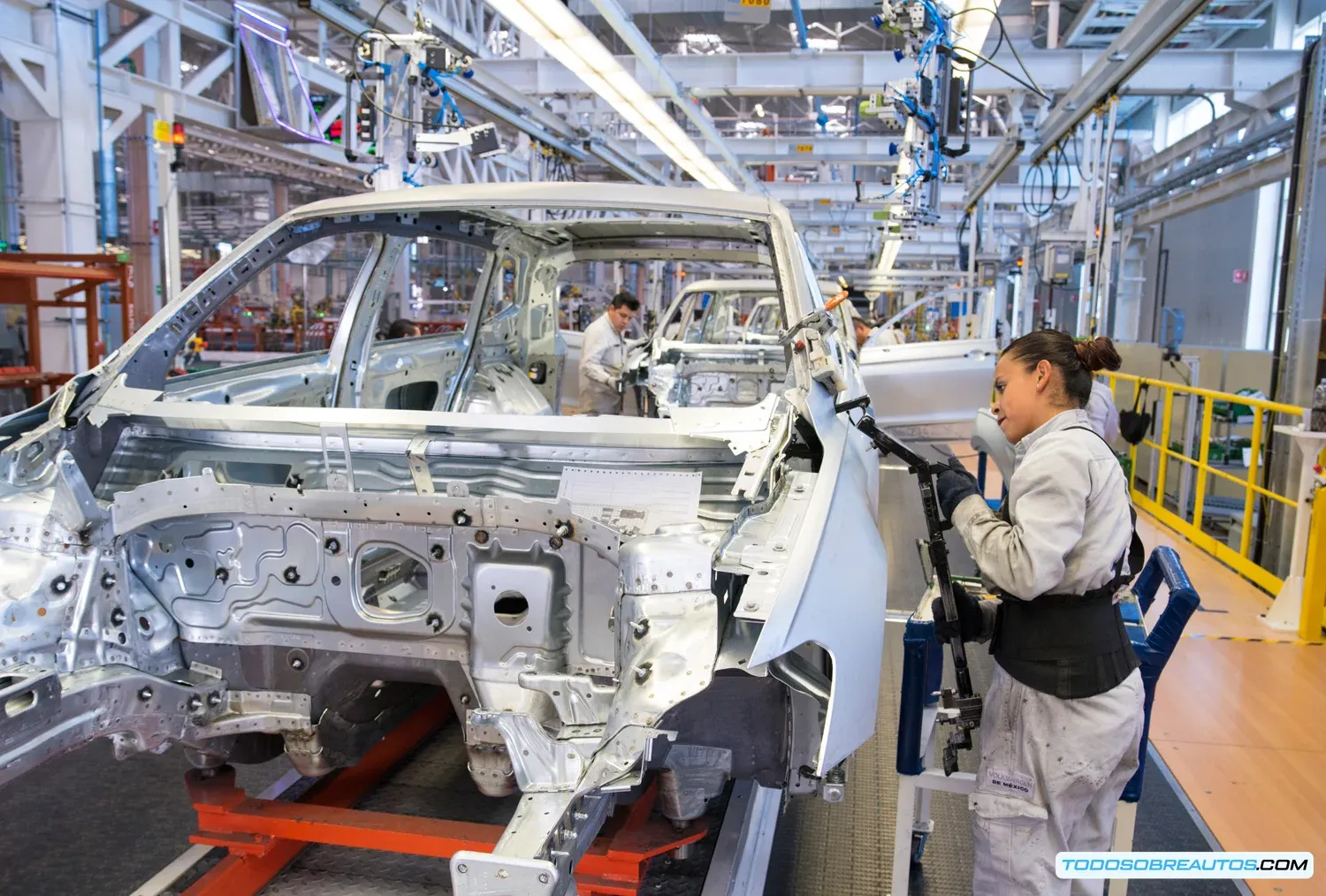 Imagen de una línea de producción de automóviles en una fábrica mexicana.