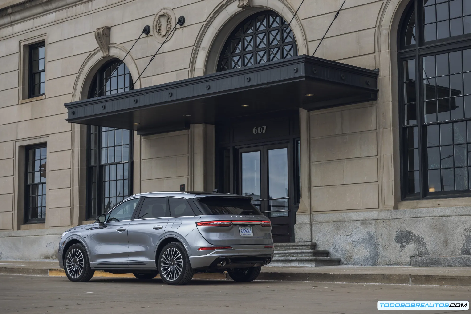 Lincoln Corsair Grand Touring Hybrid 2021 en un ambiente sofisticado.