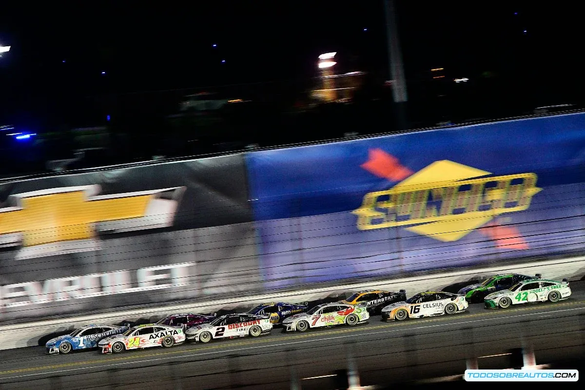 Imagen que represente la emoción y la adrenalina de la Daytona 500.