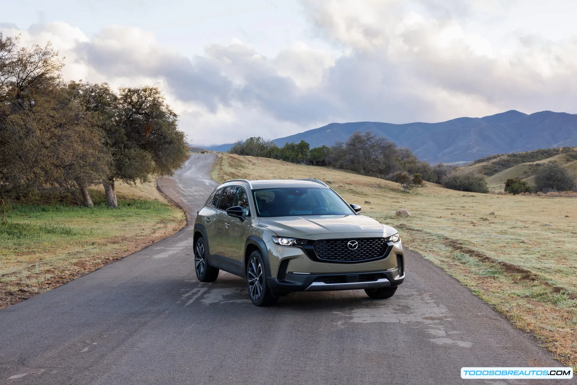 Primer plano de la parrilla frontal del Mazda CX-50 2025.