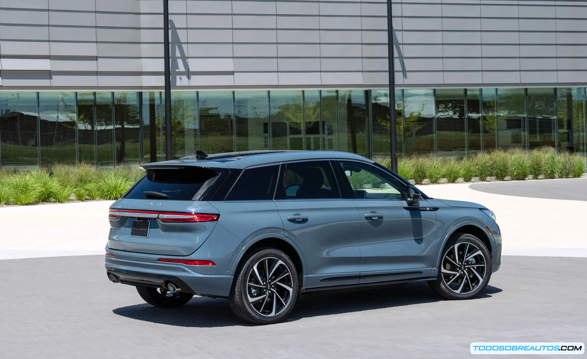 Lincoln Corsair Hybrid 2025 con el paquete Jet Appearance.