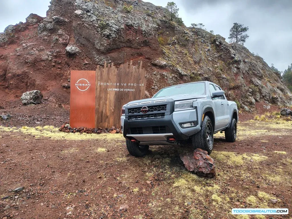 Nissan Frontier V6 PRO-4X (2025) superando un obstáculo off-road.