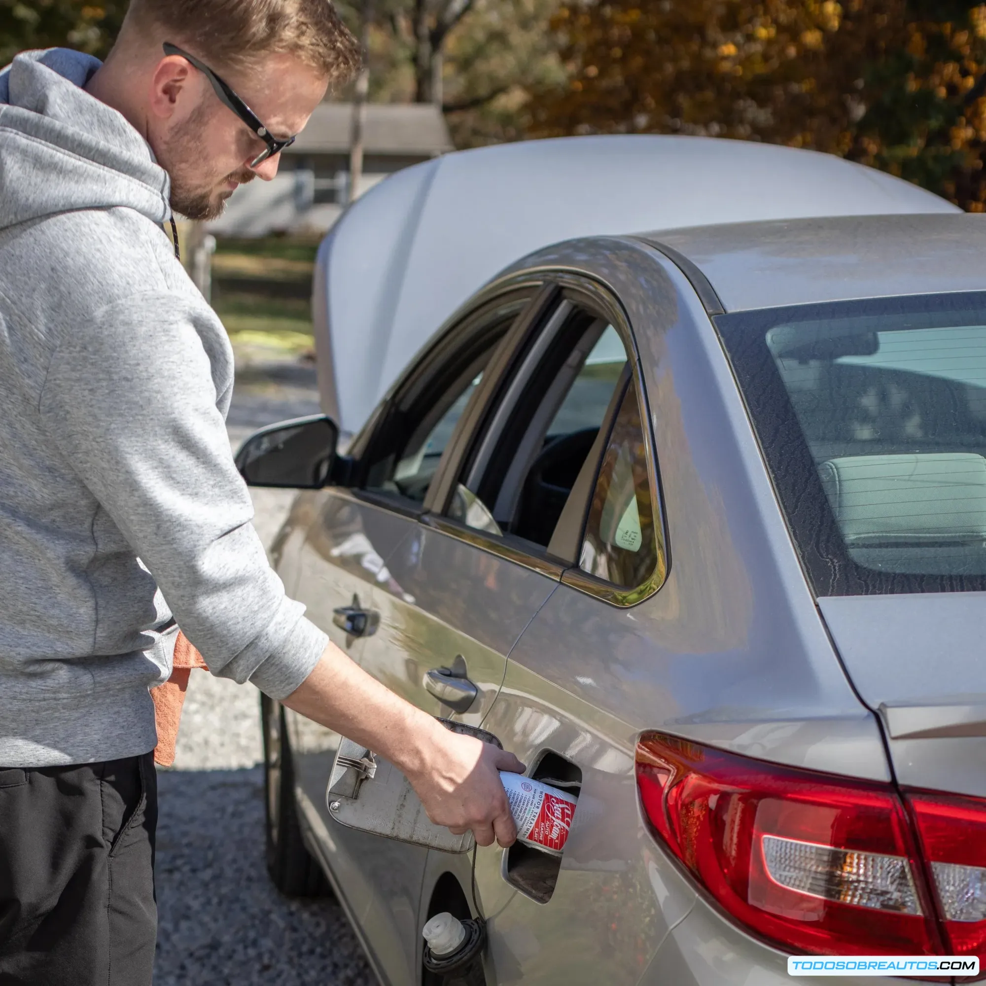 Un coche bien cuidado estacionado o un coche que muestra signos de descuido.