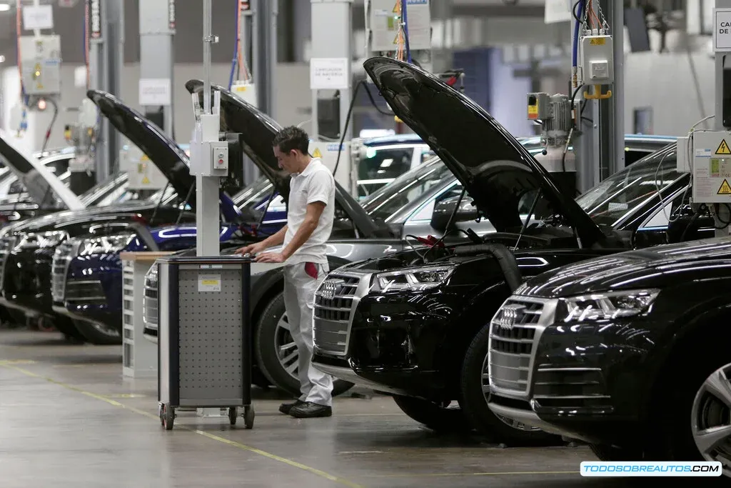 Imagen que muestra un auto con un cartel indicando un aumento de precio debido a los aranceles.