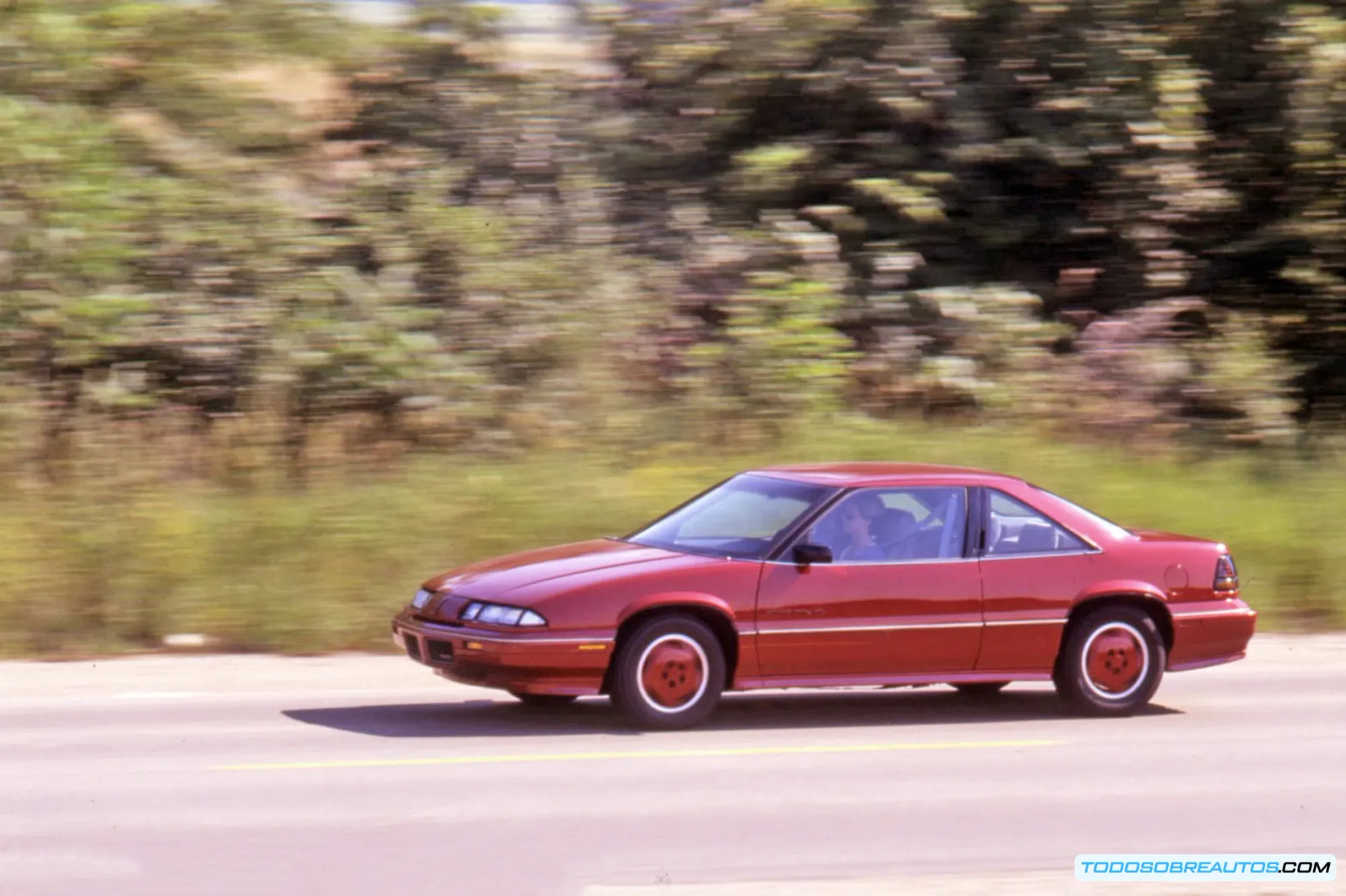 Imagen: Vista lateral del Pontiac Grand Prix SE 1988, mostrando sus líneas aerodinámicas.