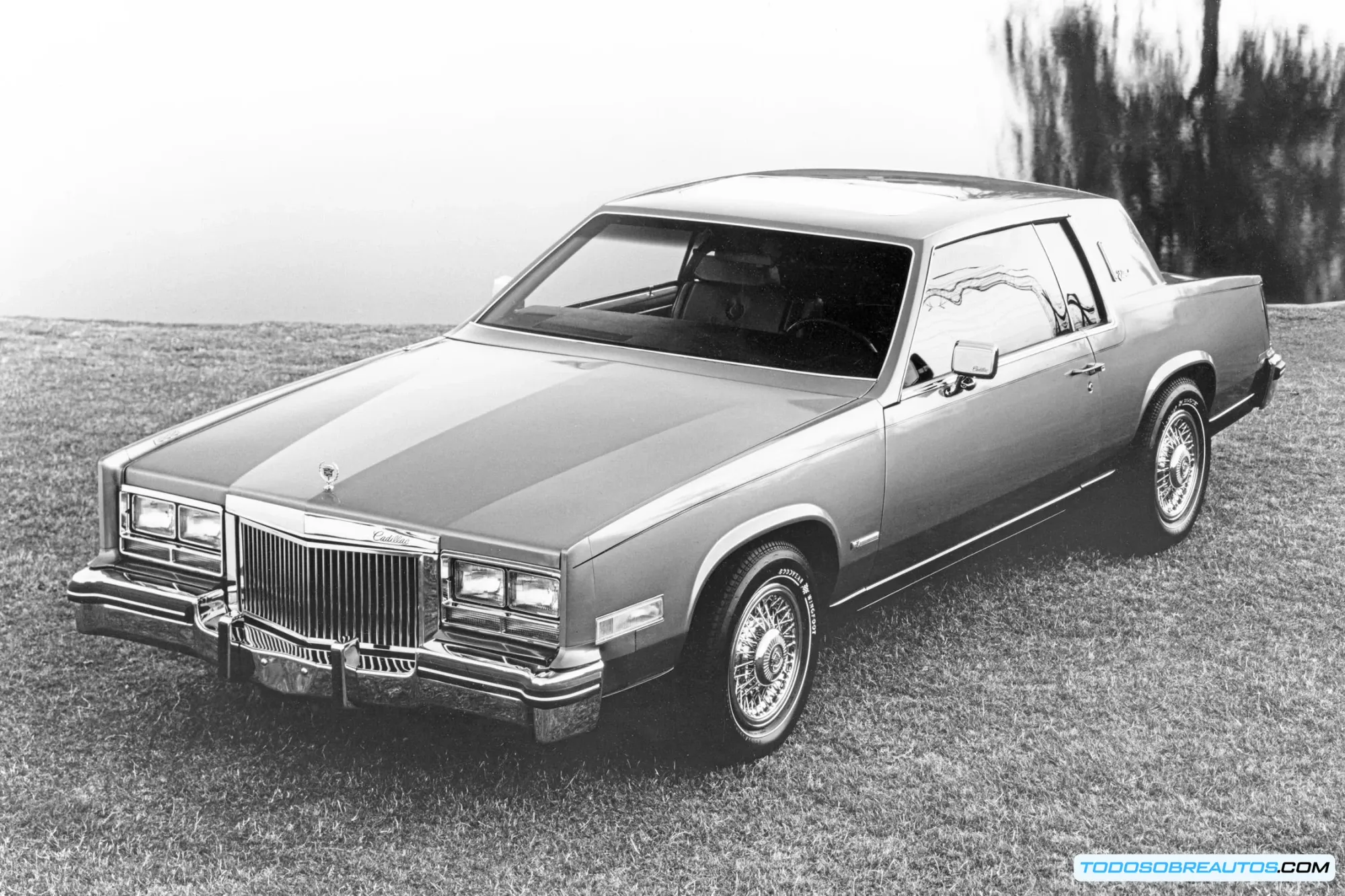 Cadillac Eldorado 1982 en un entorno de la época.