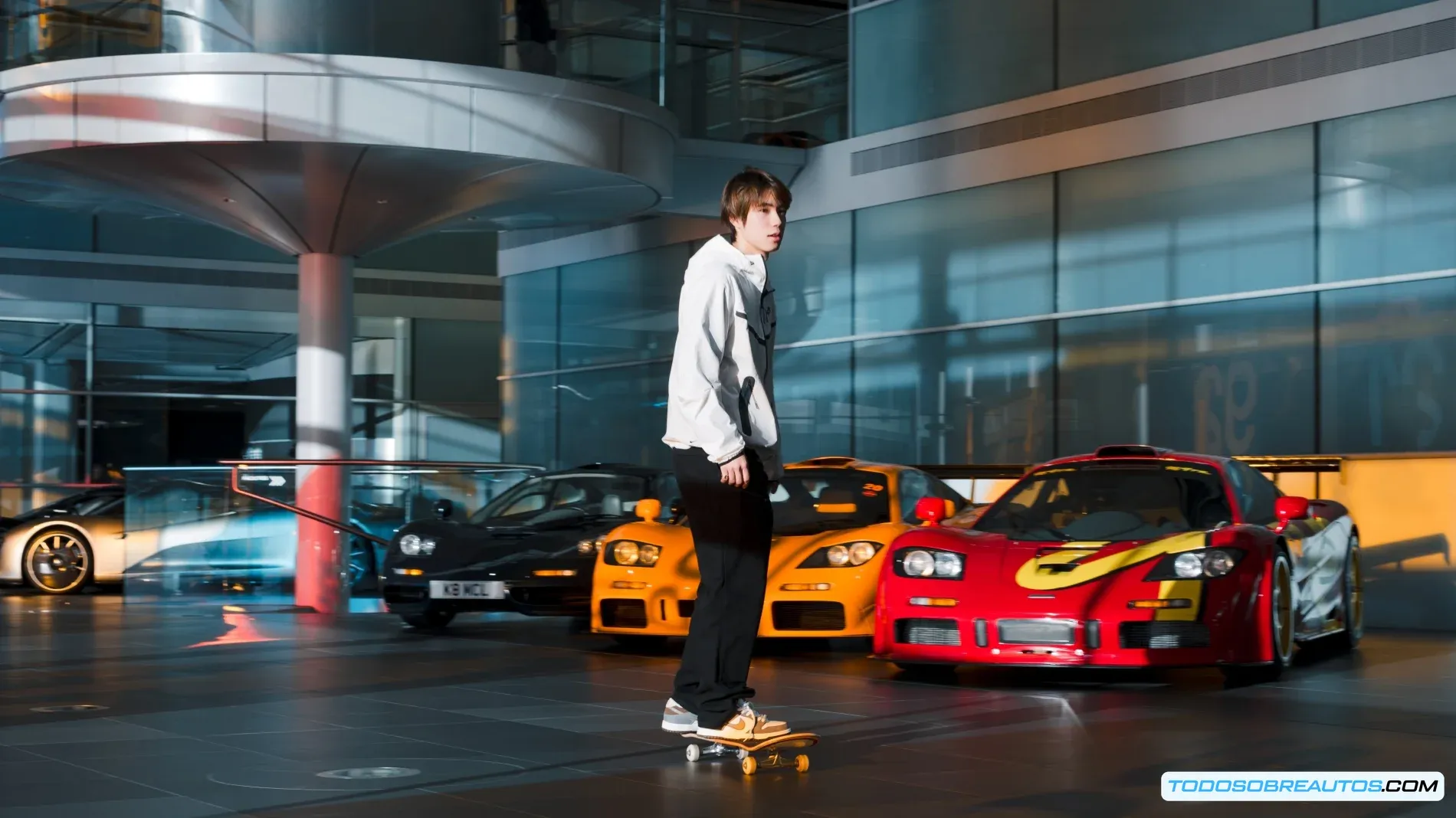 Yuto Horigome realizando un ollie sobre un McLaren Artura Coupé en el Centro Tecnológico de McLaren.