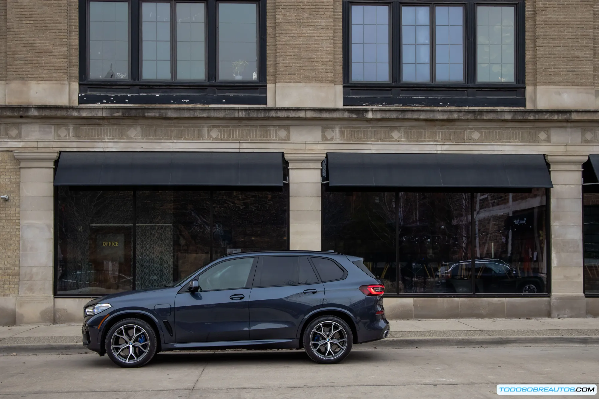 Vista detallada del exterior del BMW X5 xDrive45e 2023.