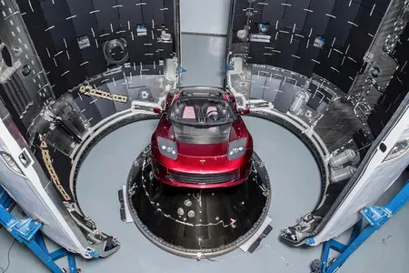 7 Años en el Espacio: El Viaje del Tesla Roadster de Elon Musk a 73,897 km/h