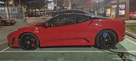 Millonario con Ferrari Bloquea Cargador Eléctrico y Simula Carga