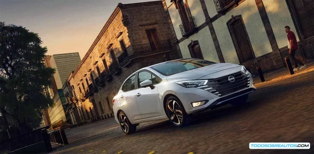 Imagen del Nissan Versa, el auto más vendido en enero de 2025.