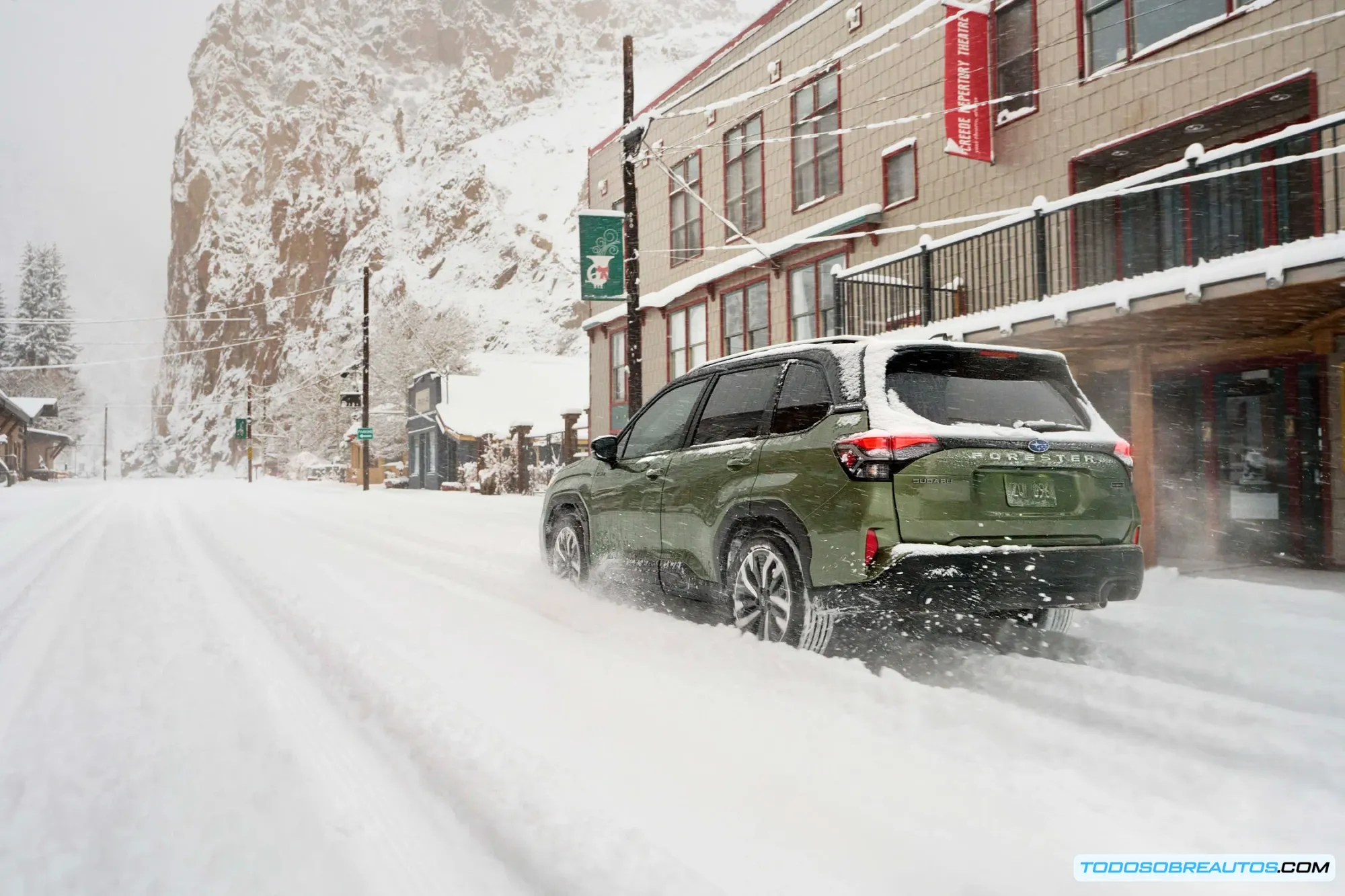 Comparación de diseño: Forester Hybrid 2025 vs. modelo anterior.