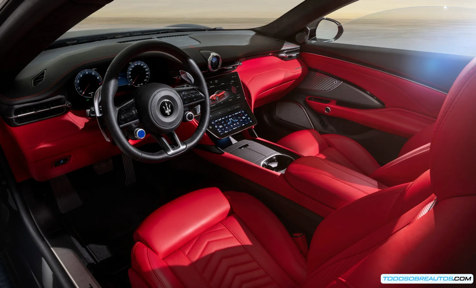 Maserati GranCabrio 2025: Interior lujoso con detalles de cuero y fibra de carbono.