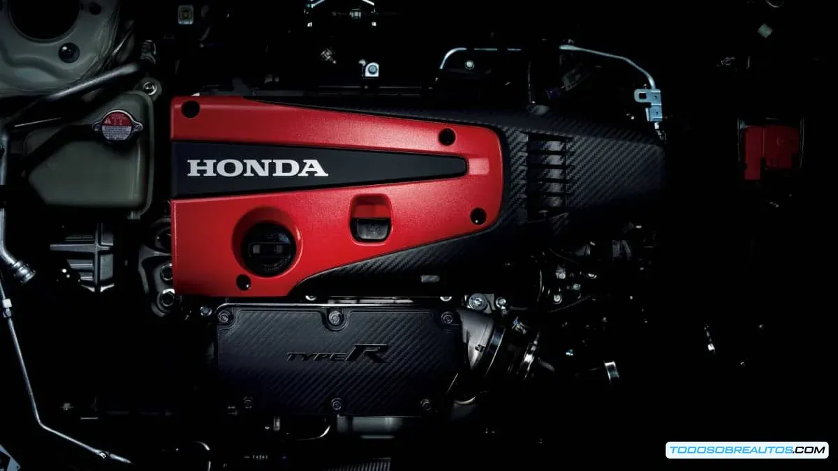 Detalle del motor de un Honda Civic Type R, mostrando componentes de alto rendimiento.