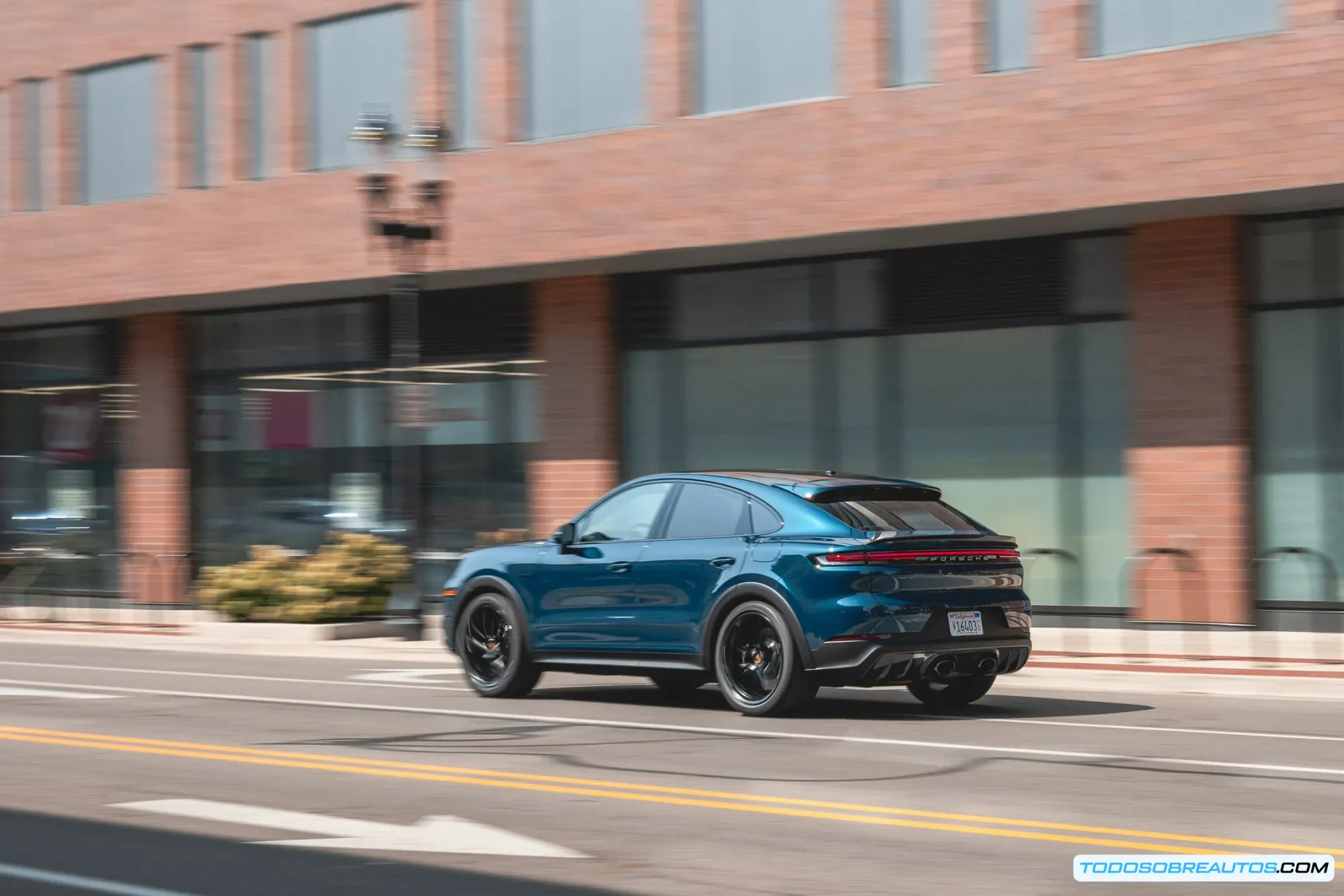 Comparación visual de las versiones E-Hybrid, S E-Hybrid y Turbo E-Hybrid del Porsche Cayenne 2024.