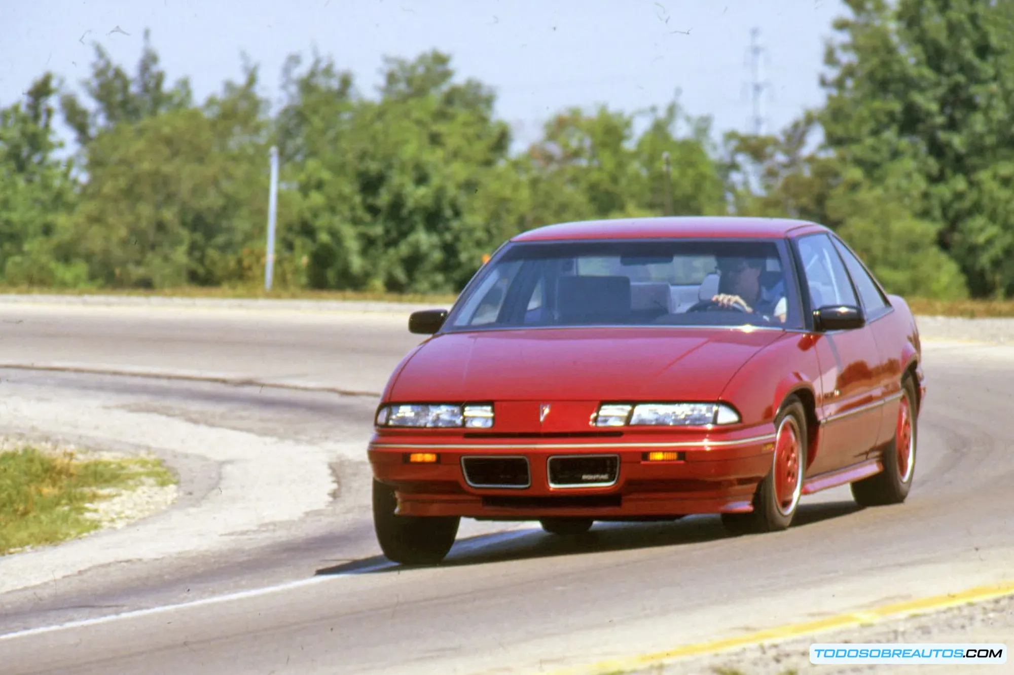 Imagen: Escena de la época mostrando autos contemporáneos al Grand Prix SE 1988.