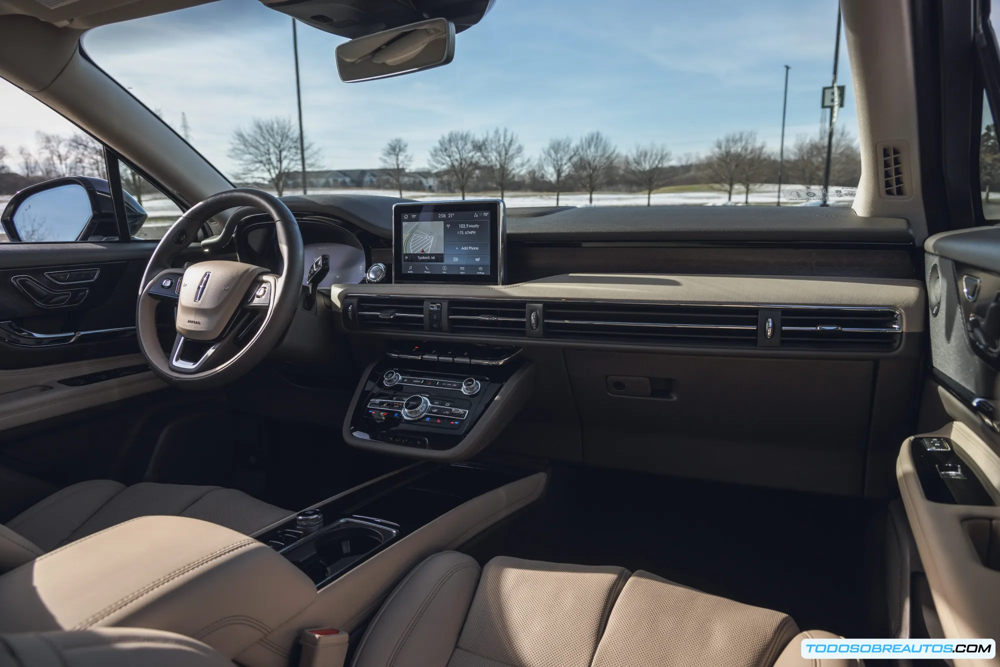 Interior del Lincoln Corsair Grand Touring Hybrid 2021 mostrando sus características tecnológicas.