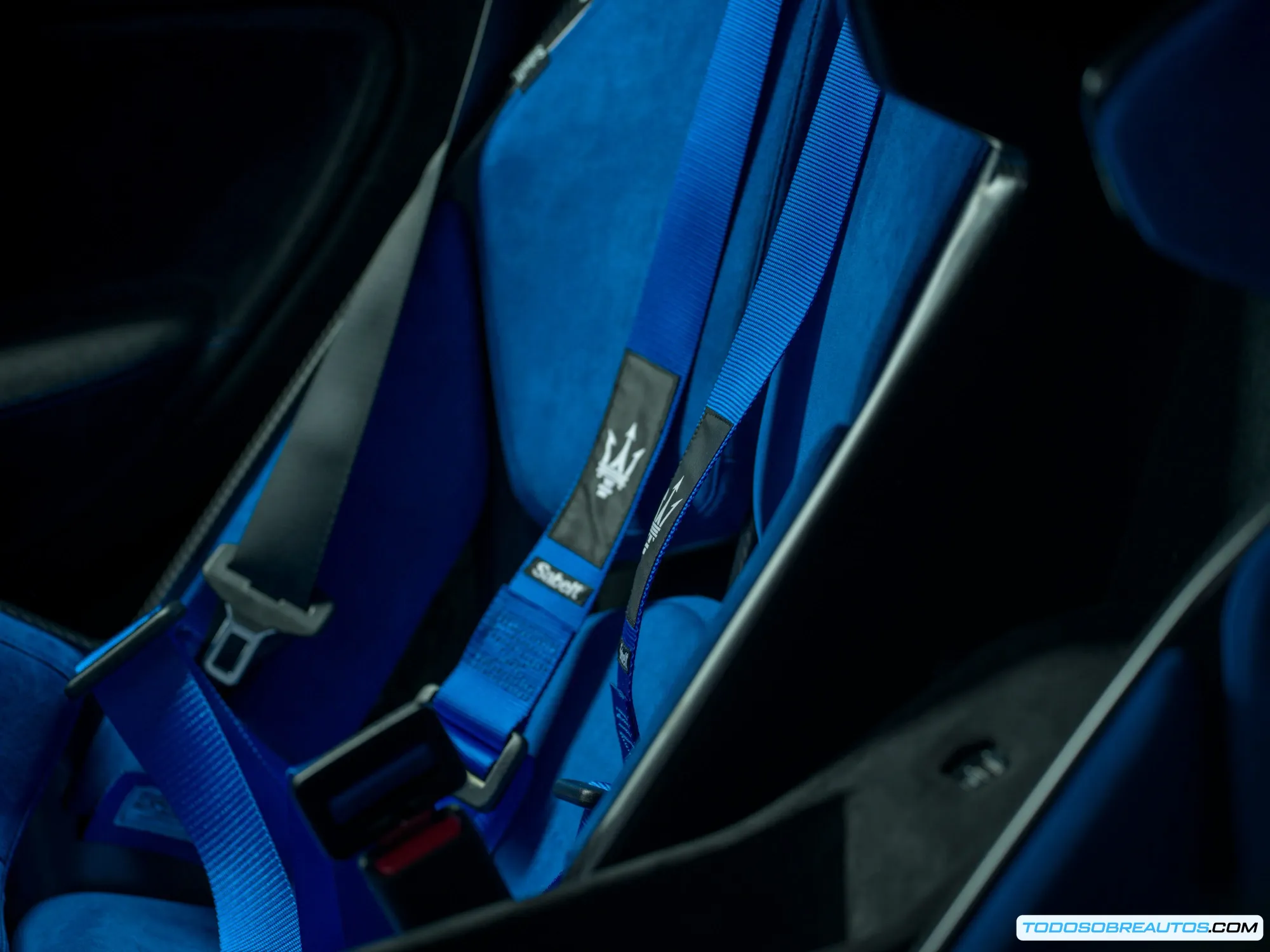 Primer plano de los materiales del interior del Maserati GT2 Stradale, mostrando el cuero, la Alcántara y la fibra de carbono.