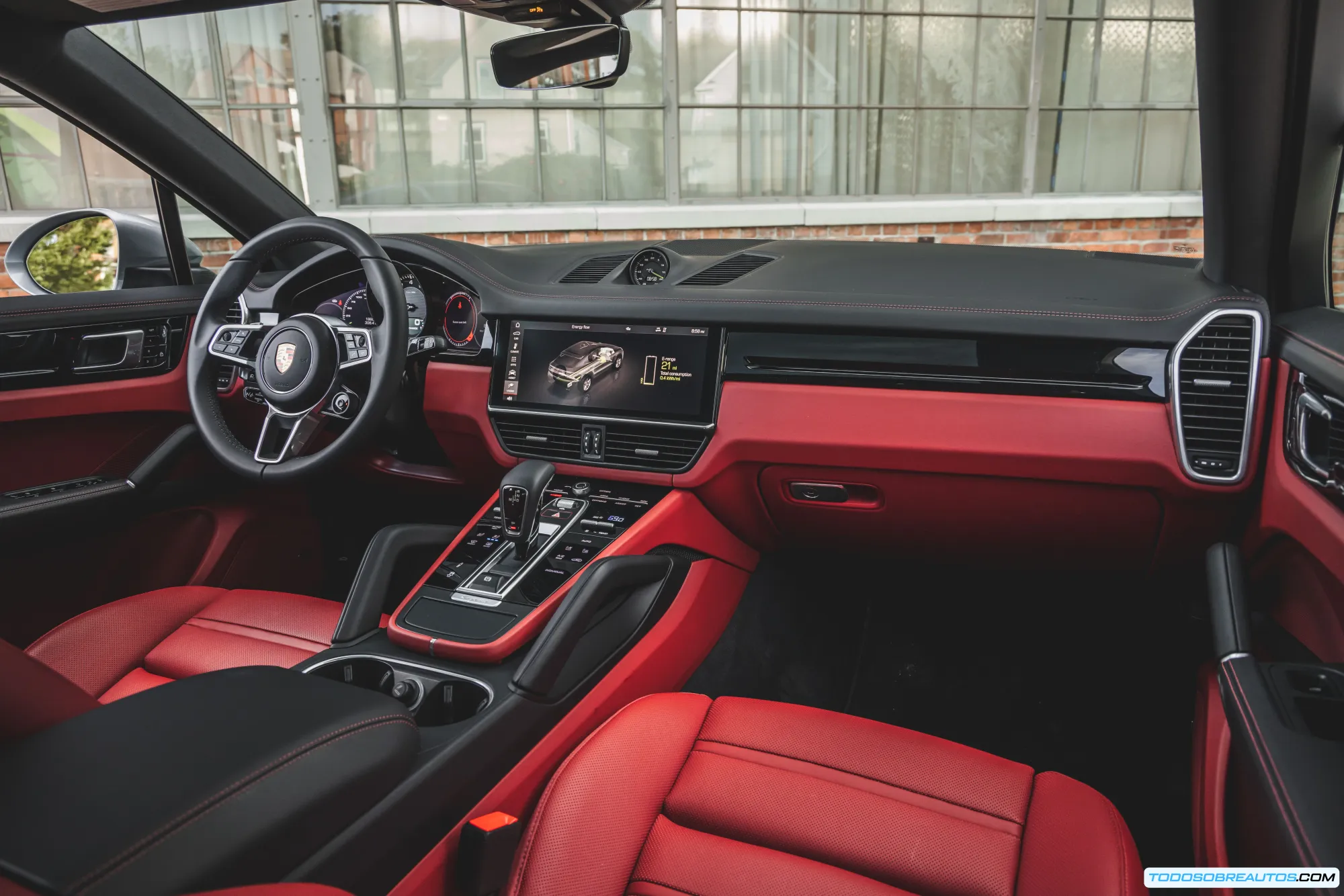 Interior del Porsche Cayenne Híbrido 2023 mostrando lujo y tecnología.