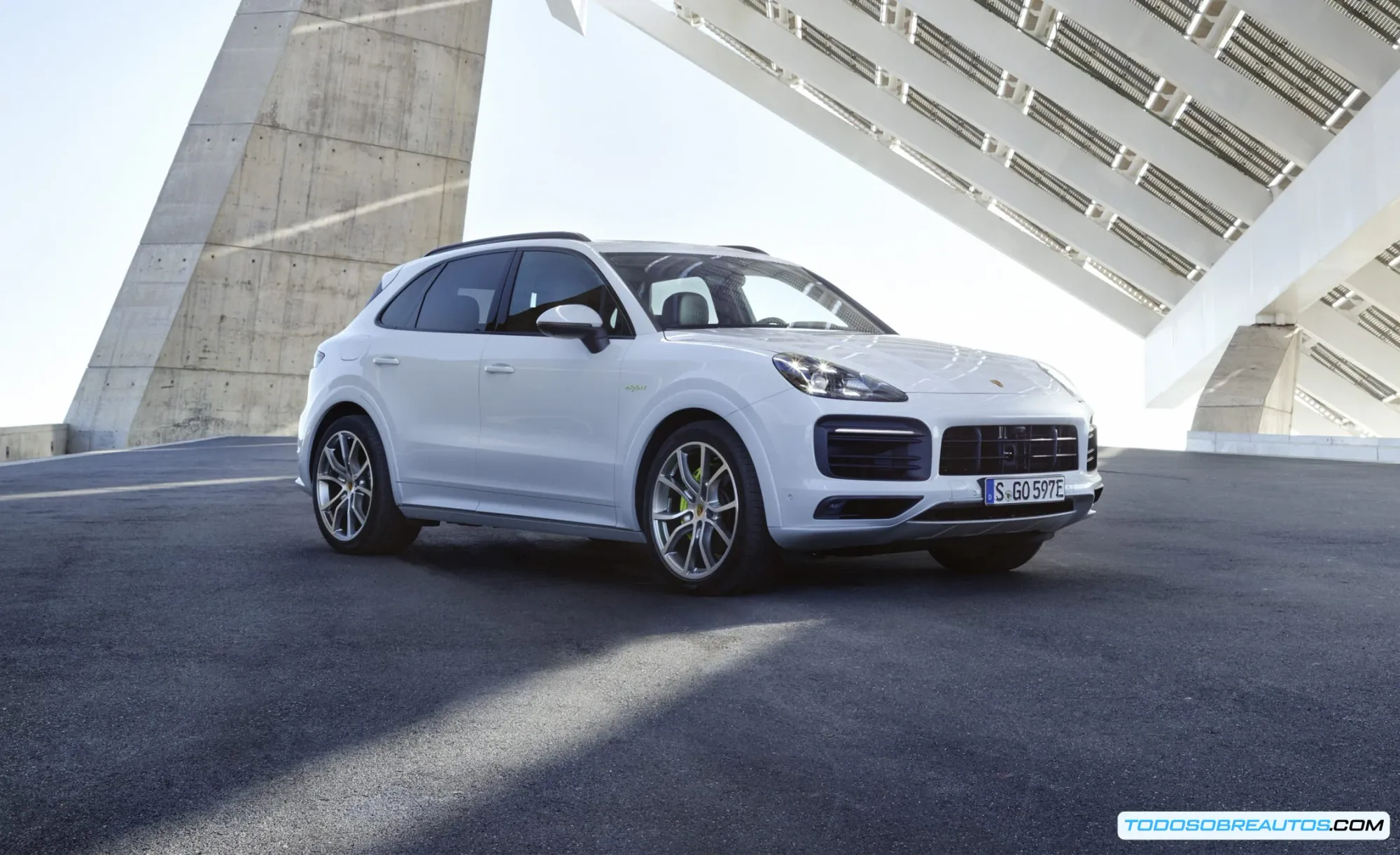 Detalles de diseño del Porsche Cayenne E-Hybrid 2019: Tapa de carga, pinzas de freno verdes.