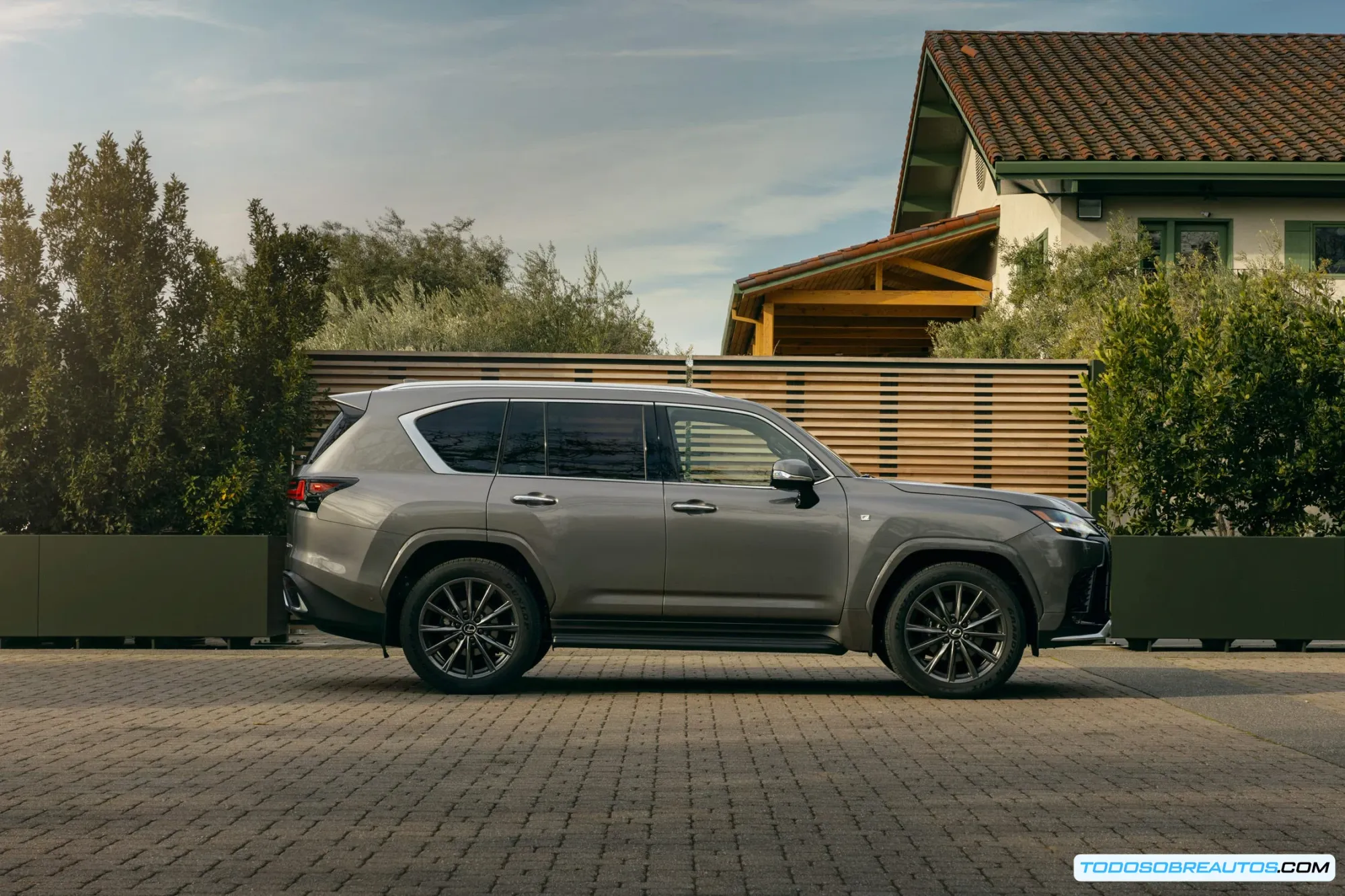 Vista general del Lexus LX Hybrid 2025.