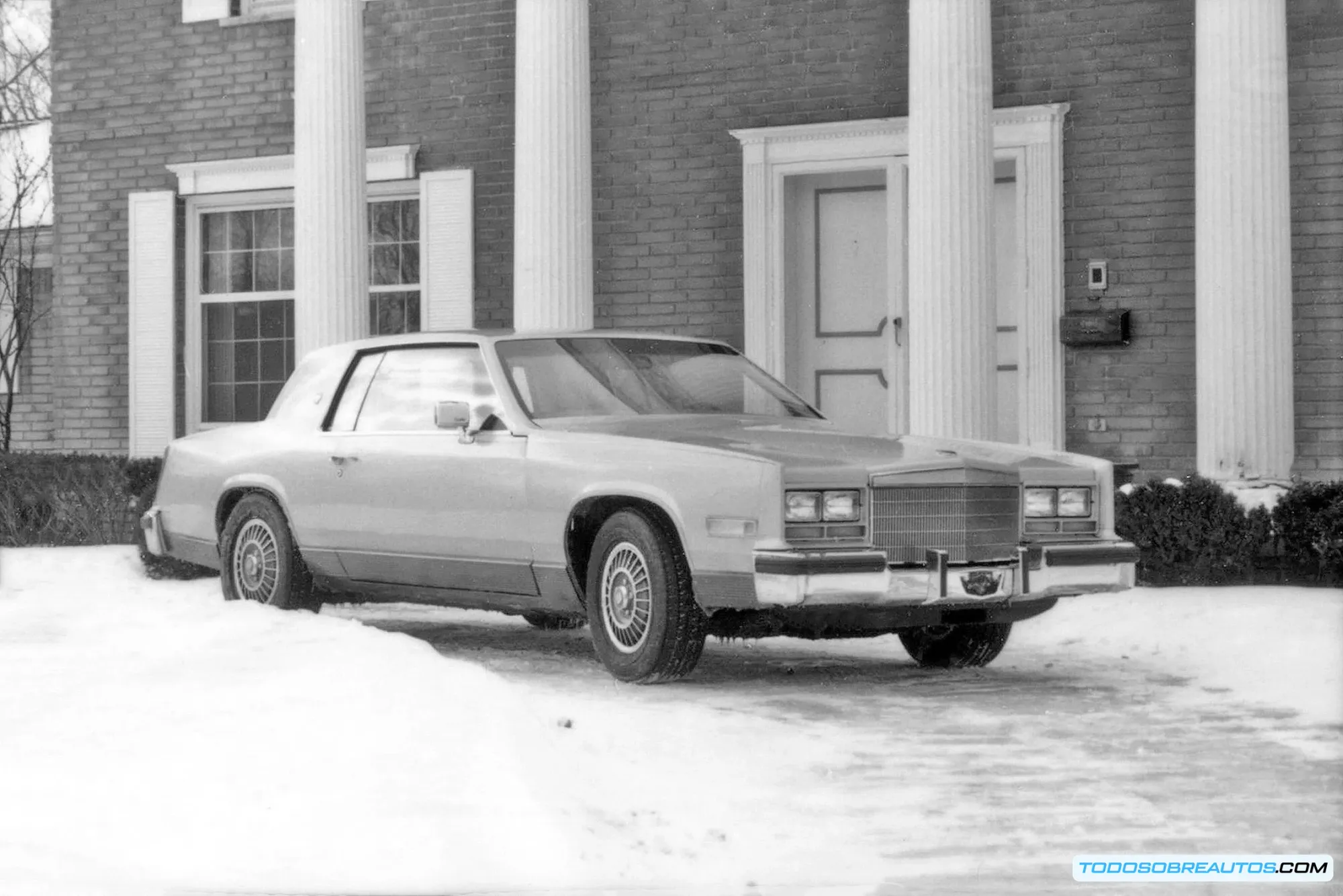 Detalle del motor V8 del Cadillac Eldorado 1982.