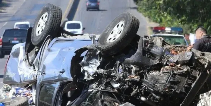 Conductor de Chevy Silverado Sobrevive Impactante Accidente