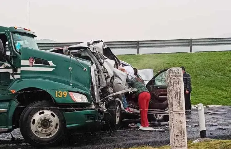 Conductor de Chevy Silverado Sobrevive Impactante Accidente