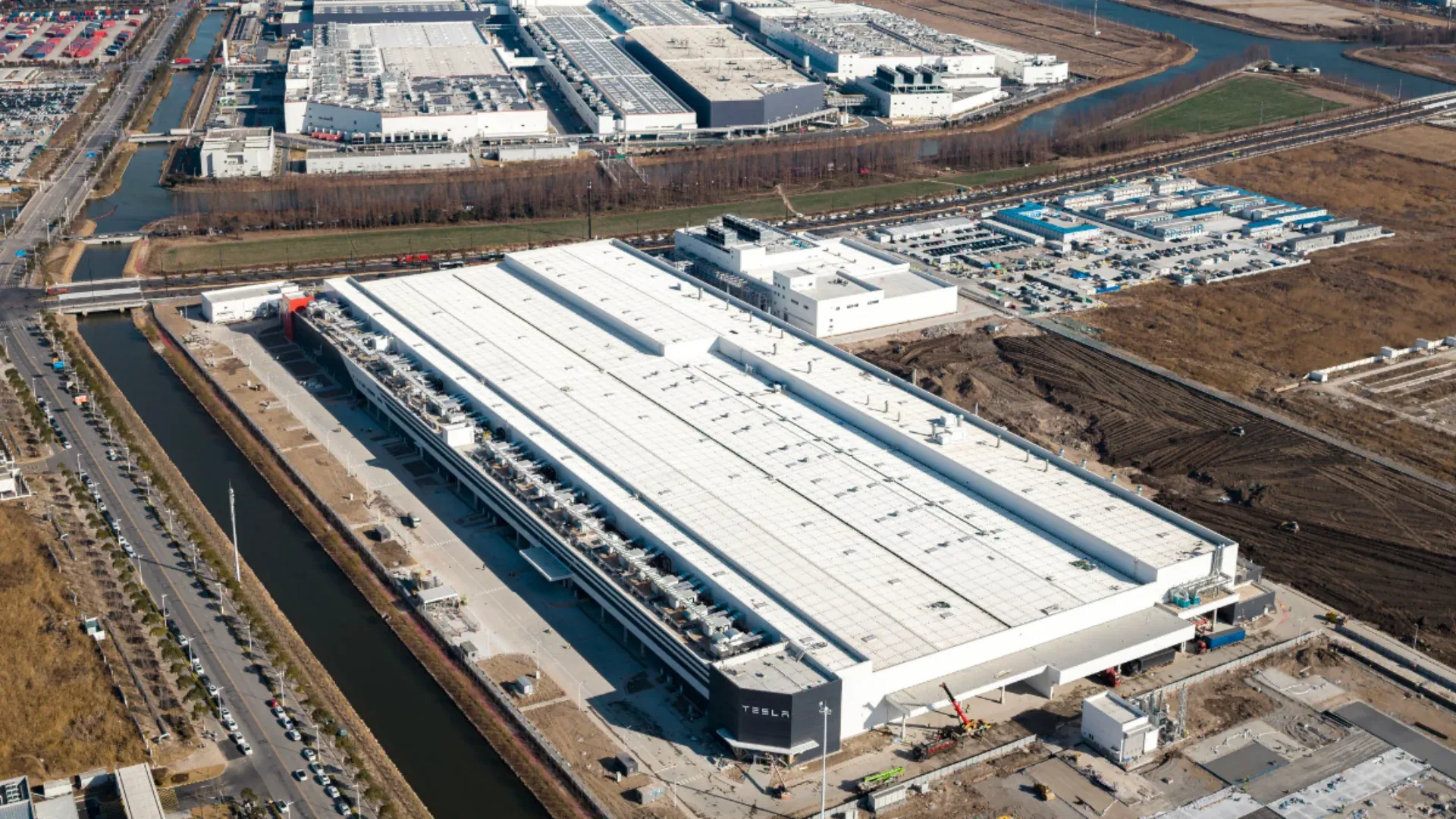 Tesla Inaugura Gigafactoría de Megapacks en Shanghái