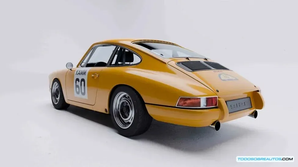 Primer plano de los detalles de diseño exterior del Porsche 912 personalizado, mostrando los faros LED y las llantas.