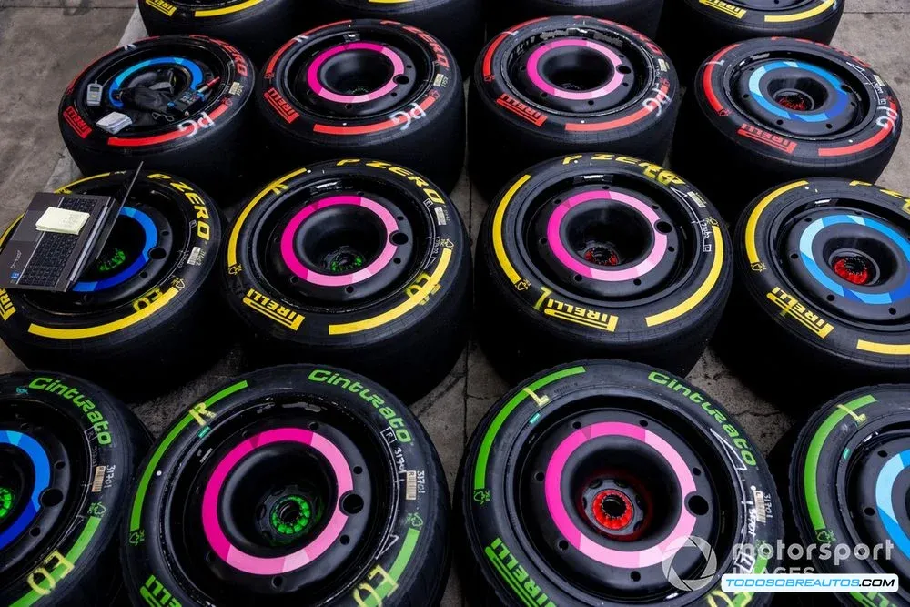 Logo Pirelli en el contexto de MotoGP