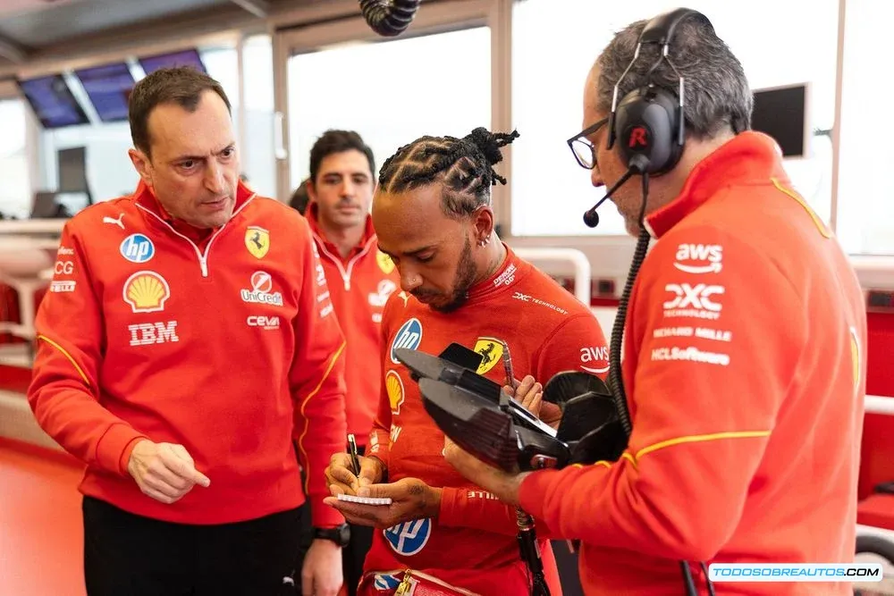 Lewis Hamilton al volante de un Ferrari en un evento en Milán.