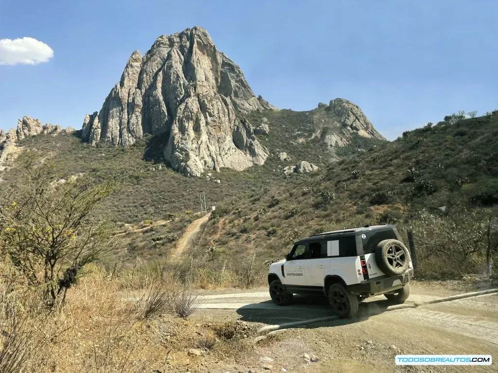 Imagen de varios Land Rover Defenders en un evento Destination Defender.