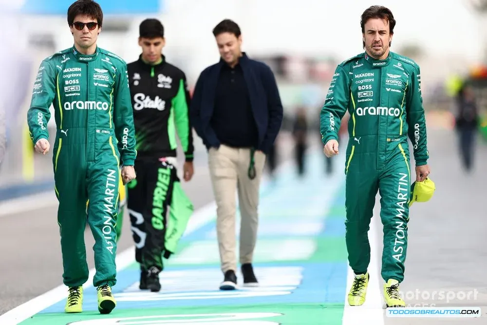 Lance Stroll al volante del Aston Martin AMR25 en una curva.