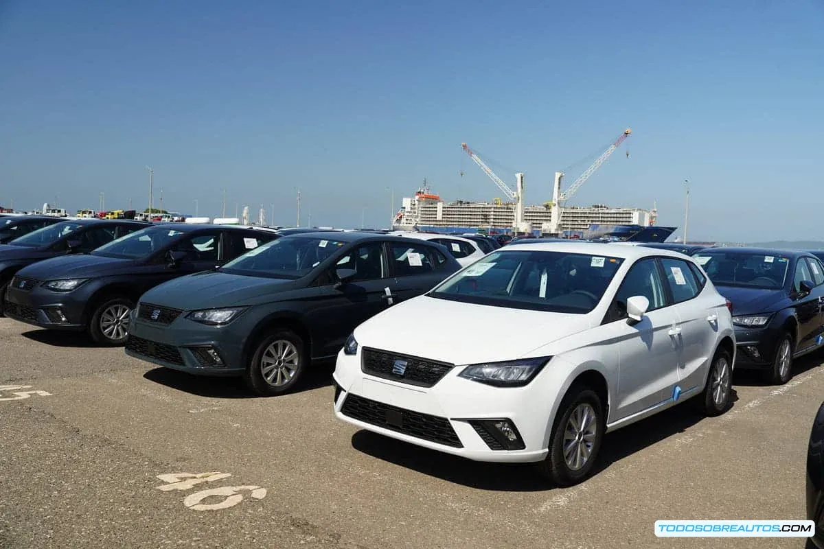 Foto de los vehículos SEAT Arona e Ibiza de la flota de AOA Colombia en un evento de entrega.