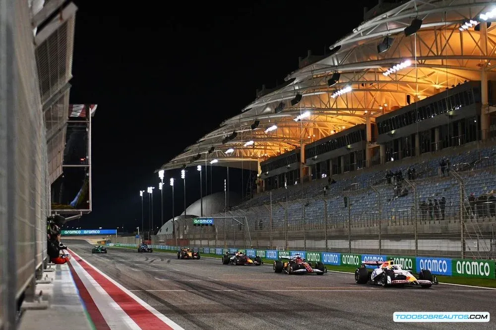 Imagen de un piloto de Fórmula 1 durante las pruebas de pretemporada, mostrando la acción y la intensidad de los tests.