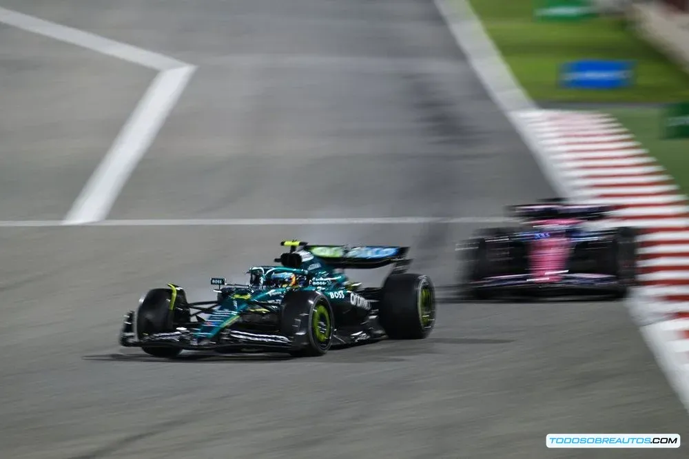 Imagen de Fernando Alonso en su Aston Martin, un piloto relevante en la temporada.