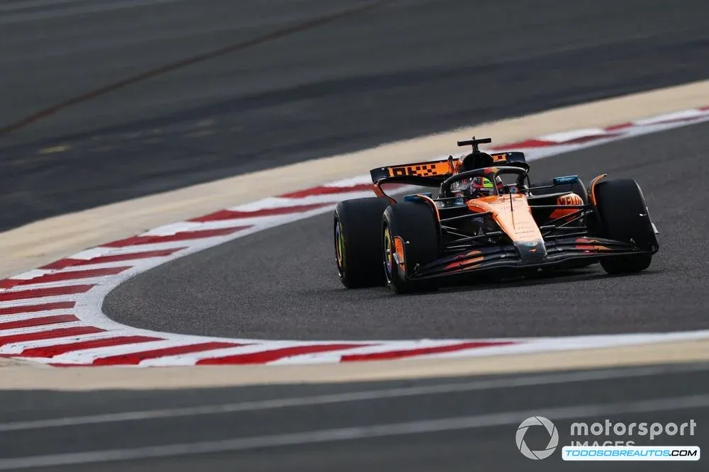 El McLaren MCL39 en el circuito de Bahrein.