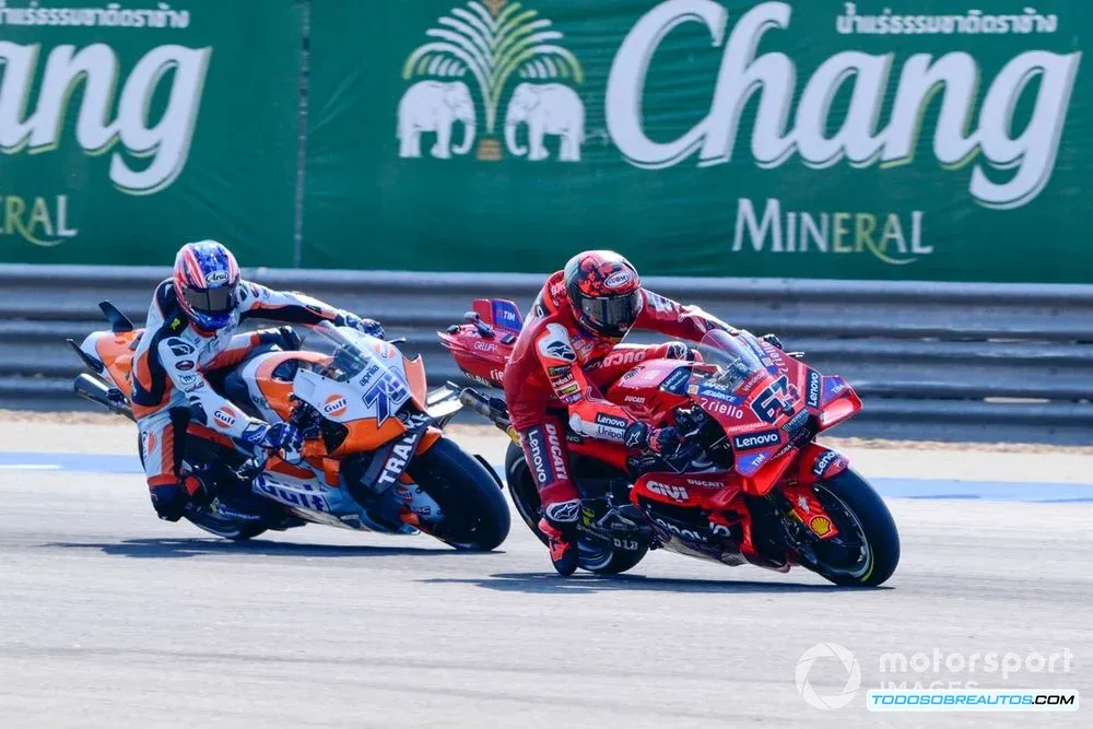 Francesco Bagnaia en su Ducati, ilustrando la importancia de la elección de neumáticos en la carrera.