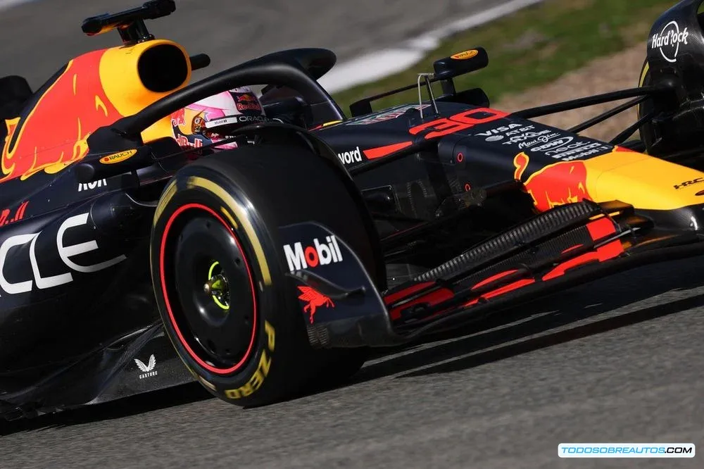 Liam Lawson, piloto de Red Bull, en los test de Bahrein 2025.