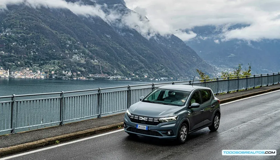 Imagen comparativa entre el MG ZS y el Dacia Sandero.