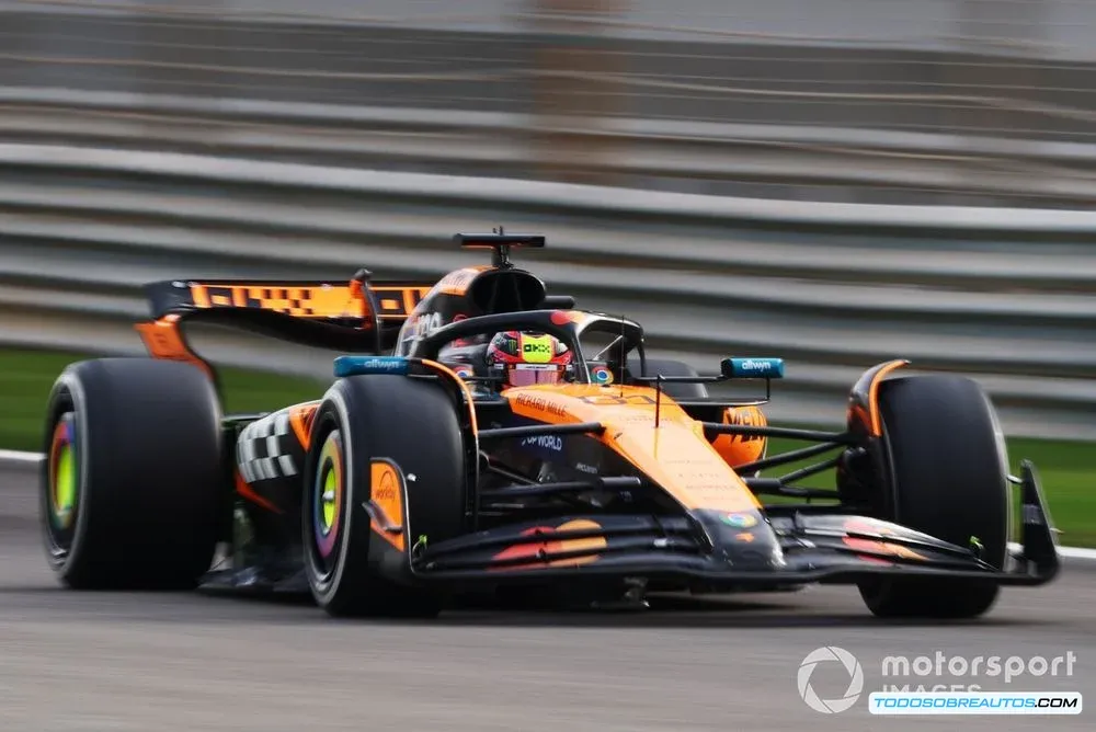 Imagen de Oscar Piastri (McLaren) durante los test, destacando el rendimiento del equipo.