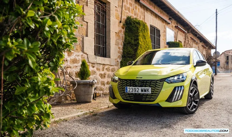 Imagen de un Peugeot e-208.