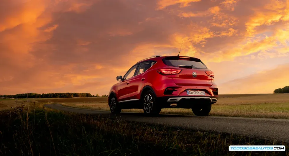 Imágenes de las tres versiones del MG ZS: Gasolina, Híbrida y Eléctrica.