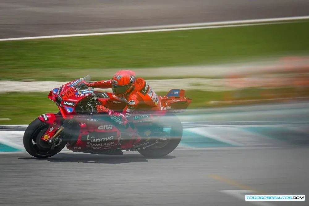 Marc Márquez en su moto Ducati durante la temporada 2025 de MotoGP.