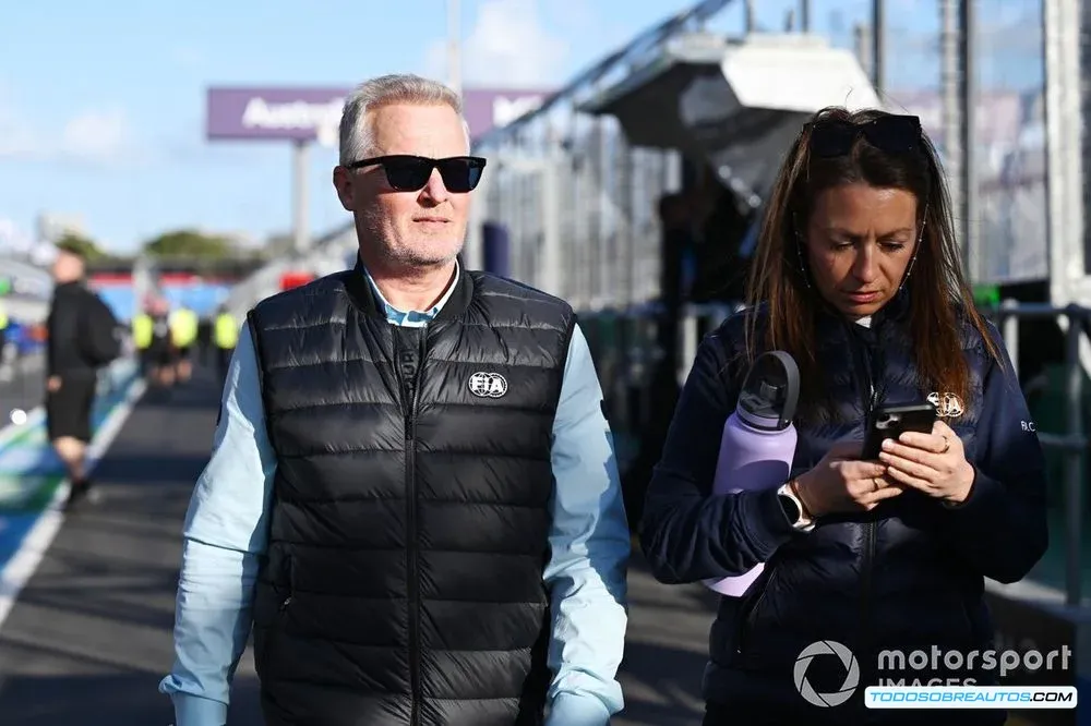 Retrato de Johnny Herbert, mostrando su expresión seria.