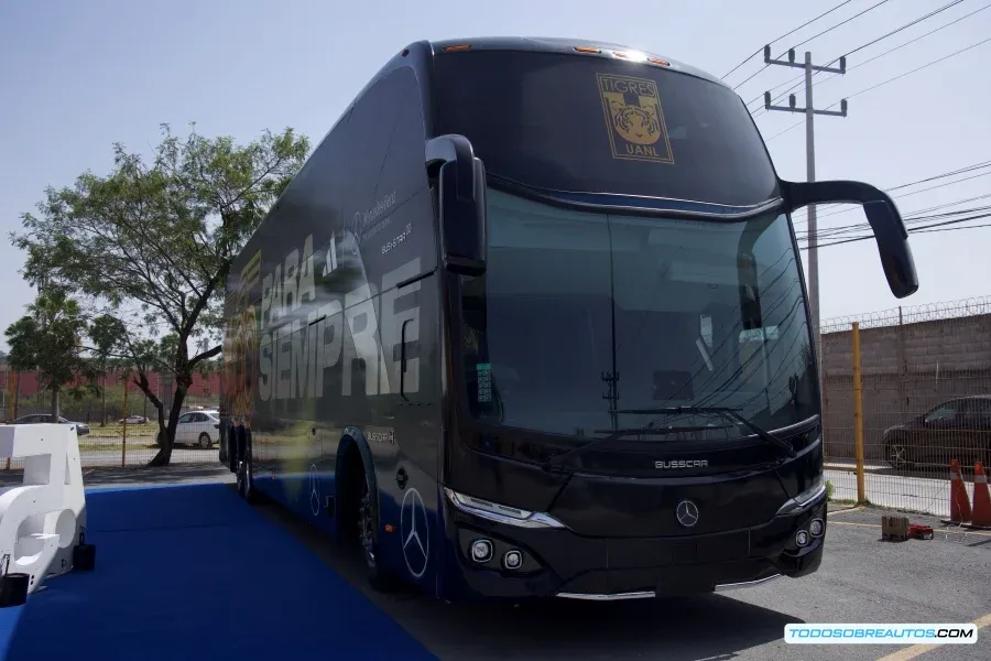 Fotografía del nuevo autobús de Tigres de la UANL, mostrando su diseño exterior.