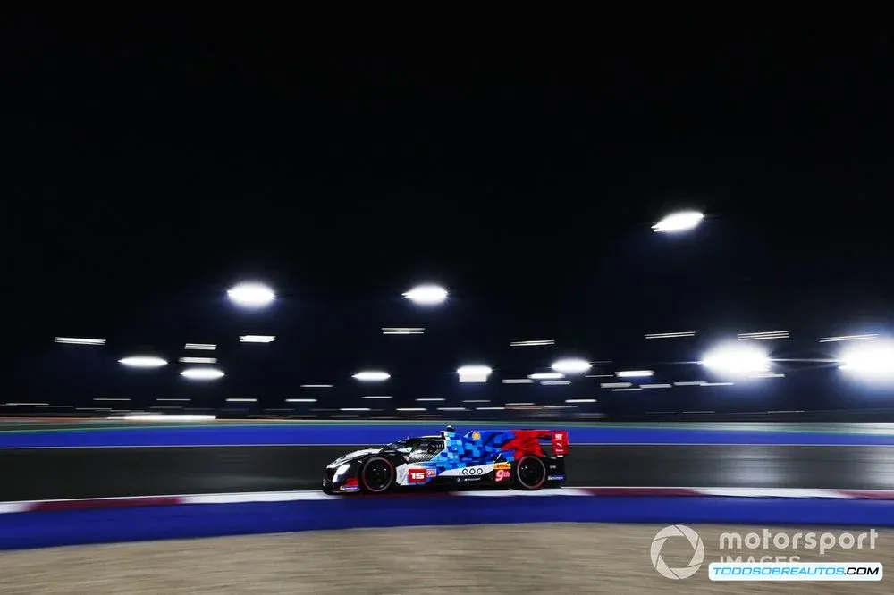 BMW #15 en la Hyperpole del WEC Qatar 2025, compitiendo contra el Ferrari.