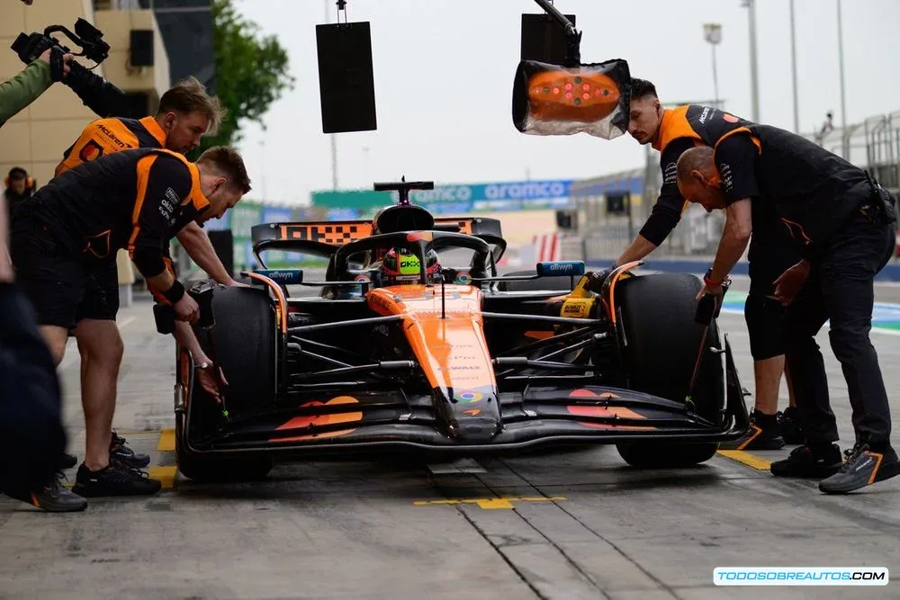 Oscar Piastri durante una carrera con el McLaren MCL39.