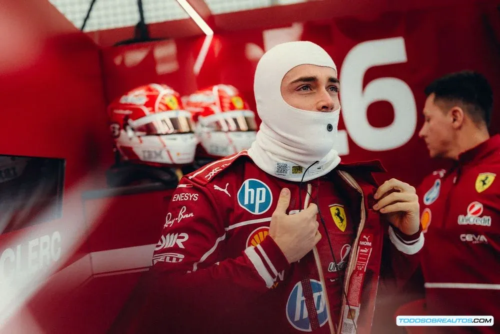 Charles Leclerc conduciendo el Ferrari SF-25 durante los test.